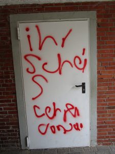 Graffitientfernung Oldenburg Bremen Schule Unter dem Regenbogen vorher 032