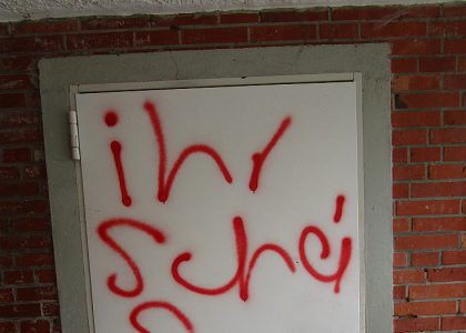 Graffitientfernung Oldenburg Bremen Schule Unter dem Regenbogen vorher 032