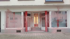 Graffitientfernung Oldenburg Bremen Laden Geschaeft Schaufenster vorher